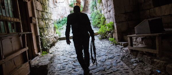 Мужчина с автоматом в руке. Архивное фото - Sputnik Кыргызстан