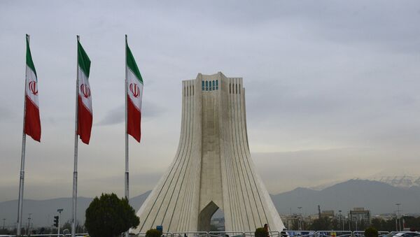 Флаги Ирана возле башни Азади. Архивное фото - Sputnik Кыргызстан