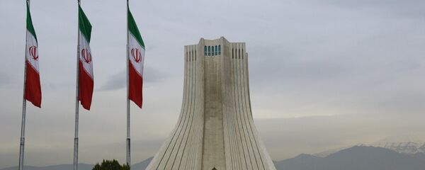Флаги Ирана возле башни Азади. Архивное фото - Sputnik Кыргызстан