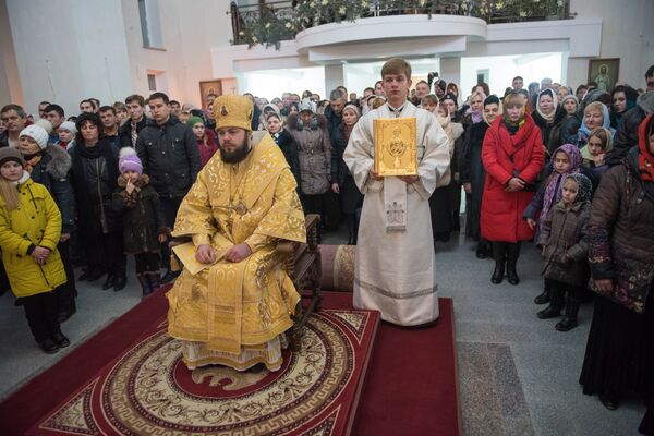 Святой отец на рождественском богослужении в столичной церкви. - Sputnik Кыргызстан