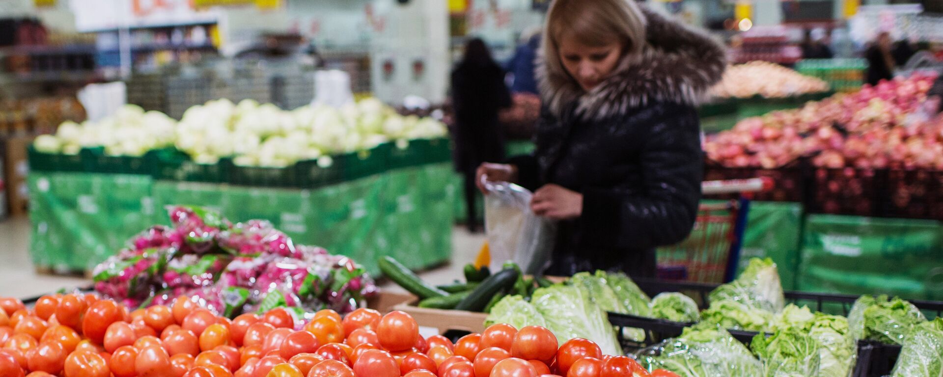 Овощной прилавок в одном из супермаркетов Омска. Архивное фото - Sputnik Кыргызстан, 1920, 11.02.2026