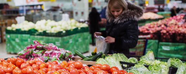 Супермаркетте жашылча жемиш алып жаткан аял. Архив - Sputnik Кыргызстан