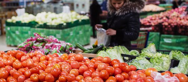 Супермаркетте жашылча жемиш алып жаткан аял. Архив - Sputnik Кыргызстан