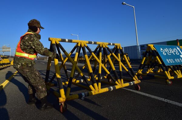 Пограничник в Южной Кореи устанавливает баррикады на границе. - Sputnik Кыргызстан