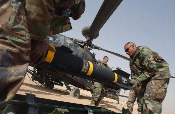Военные США загружают ракету Hellfire класса воздух-земля. - Sputnik Кыргызстан