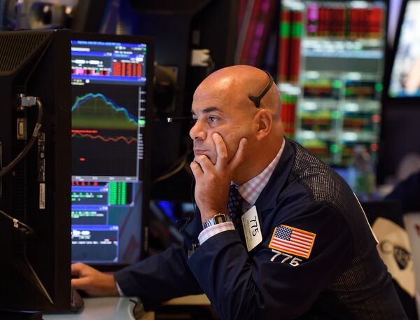 Трейдер в Нью-Йоркской фондовой бирже во время работы. Архивное фото - Sputnik Кыргызстан