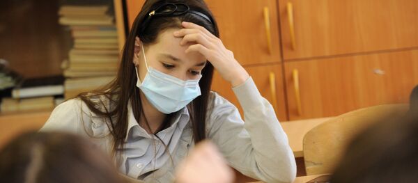 Медициналык маска кийген мектеп окуучусу. Архив - Sputnik Кыргызстан