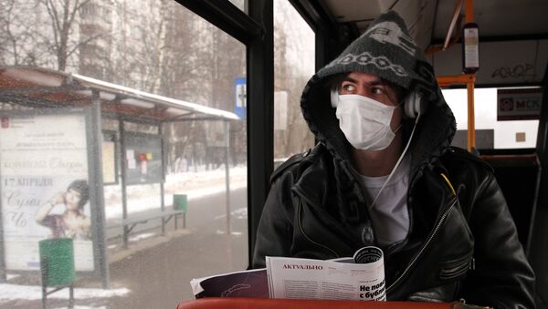 Молодой человек в медицинской маске. Архивное фото - Sputnik Кыргызстан
