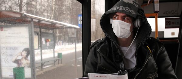 Молодой человек в медицинской маске. Архивное фото - Sputnik Кыргызстан