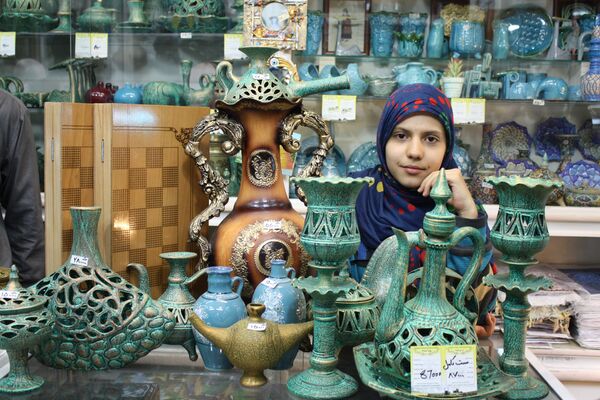 Дочь продавца ремесленных изделий. Площадь Имама в Исфахане. - Sputnik Кыргызстан