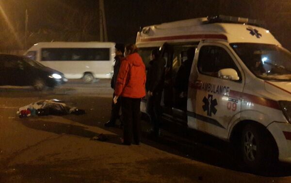 В результате автонаезда в Бишкеке по проспекту Жибек Жолу (пересекает улица Курманжан Датка) погибла девушка - Sputnik Кыргызстан