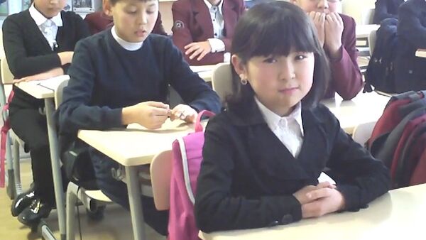 Девочка сыгравшая дочь мигрантов, скучает по родителям в России - Sputnik Кыргызстан