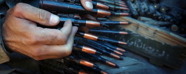 Мужчина держит патроны. Архивное фото - Sputnik Кыргызстан