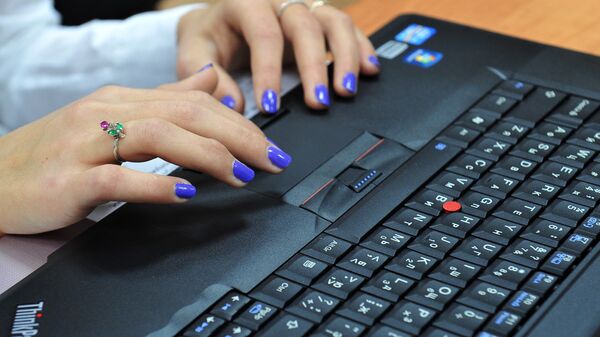 Женщина печатает на компьютере. Архивное фото - Sputnik Кыргызстан