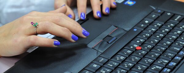 Девушка за компьютером. Архивное фото - Sputnik Кыргызстан