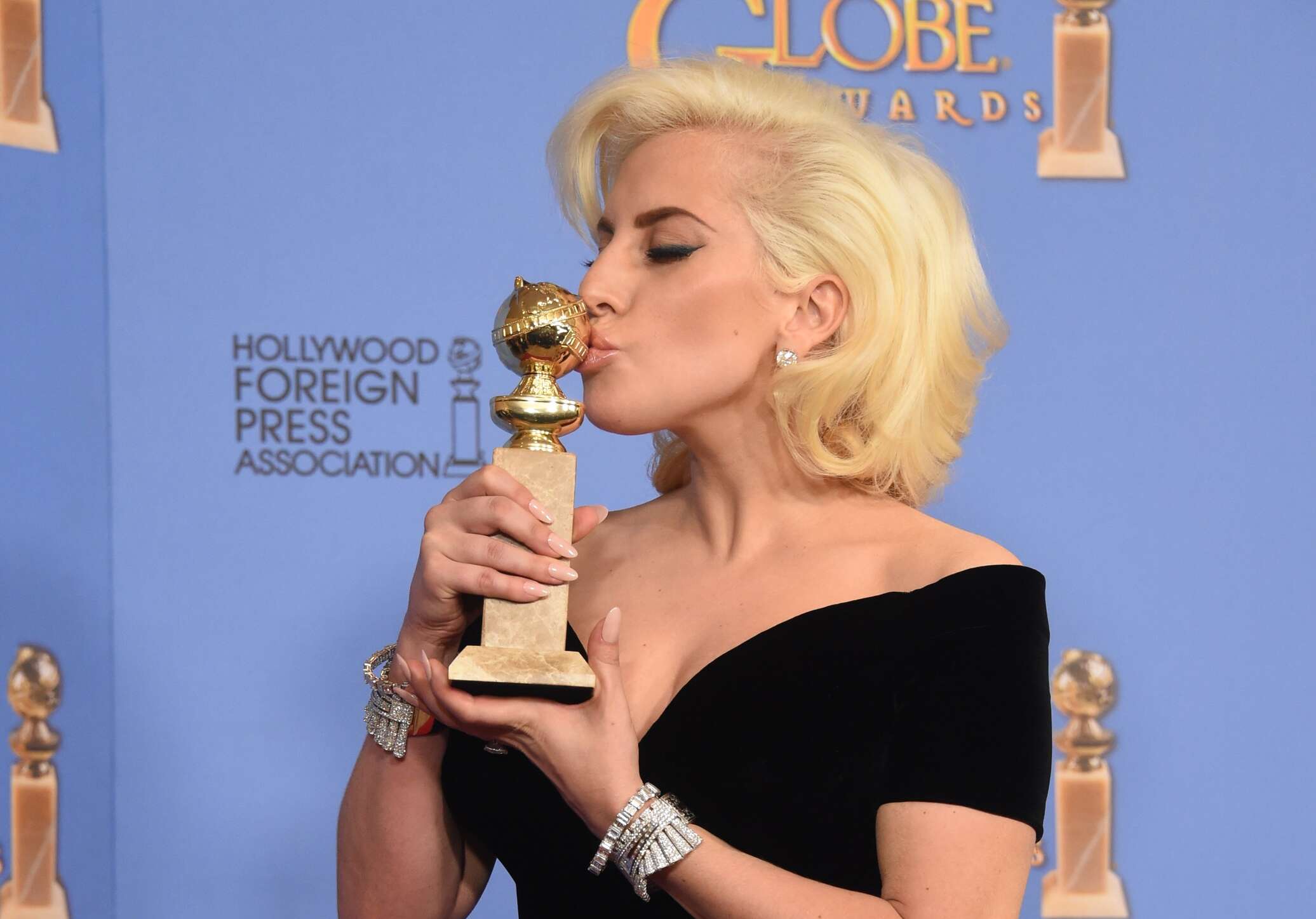 Леди гага на премии грэмми. Леди гага grammy. Леди гага премия. Продюсер леди гаги. Леди гага премия.