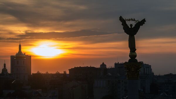 Закат на площади Независимости в Киеве. Архивное фото - Sputnik Кыргызстан