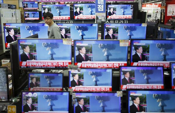 Человек в Сеуле смотрит новости о проведении в КНДР испытания ядерной бомбы. Архивное фото - Sputnik Кыргызстан