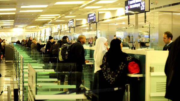 Пассажиры проходят паспортный контроль в международном аэропорту в Стамбуле, Турция. Архивное фото - Sputnik Кыргызстан