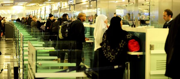 Пассажиры проходят паспортный контроль в международном аэропорту в Стамбуле, Турция. Архивное фото Пассажиры проходят паспортный контроль в международном аэропорту в Стамбуле, Турция. Архивное фото - Sputnik Кыргызстан