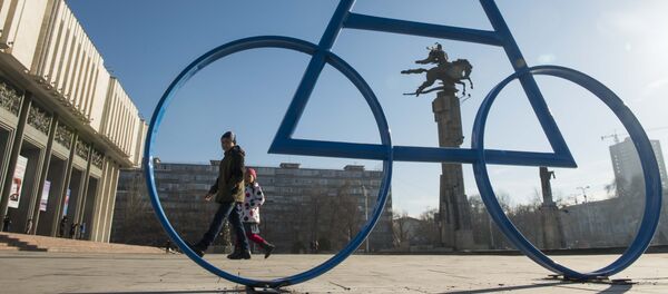 Велопарковка возле скульптурного комплекса Манас у филармонии - Sputnik Кыргызстан