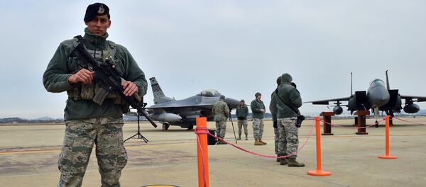 Американский солдат возле истребителя F-16 на базе в Южной Корее. Архивное фото Американский солдат возле истребителя F-16 на базе в Южной Корее. Архивное фото - Sputnik Кыргызстан