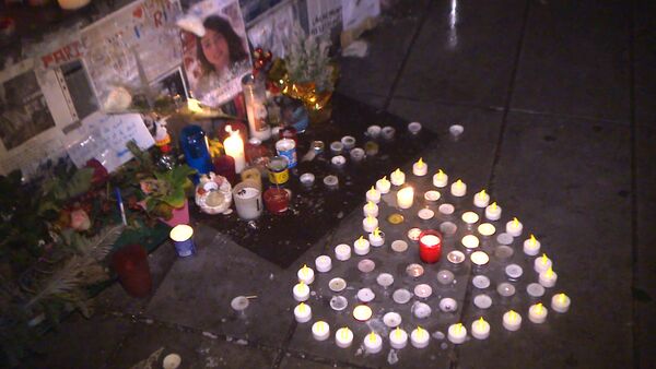 Парижане выложили сердце из свечей в память о жертвах терактов 2015 года - Sputnik Кыргызстан