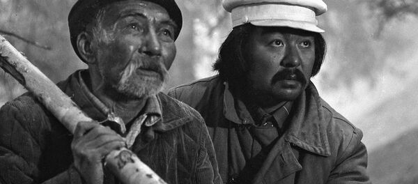 Режиссер Болот Шамшиев с актером Асанкулом Куттубаевым. Архивное фото - Sputnik Кыргызстан