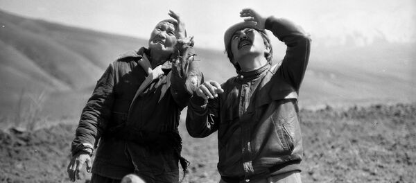 Народному артисту КР, режиссеру Болоту Шамшиеву — 75. Неизвестные фото за кадром Народному артисту КР, режиссеру Болоту Шамшиеву — 75. Неизвестные фото за кадром - Sputnik Кыргызстан