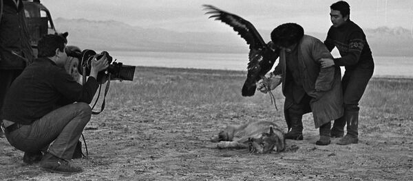 Народному артисту КР, режиссеру Болоту Шамшиеву — 75.  Неизвестные фото за кадром - Sputnik Кыргызстан