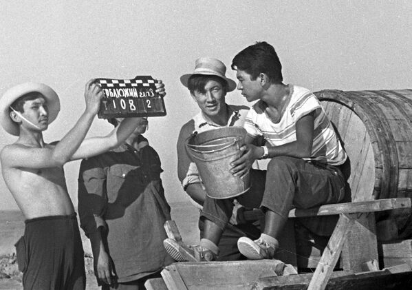 1963-жылы Лариса Шепитько тарткан Аптап тасмасында актер катары дебютун аткарып, киночулардын жакшы баасына татыган - Sputnik Кыргызстан