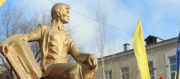 Таланттуу композитор жана аткаруучу Рыспай Абдыкадыровдун айкели. Архив - Sputnik Кыргызстан