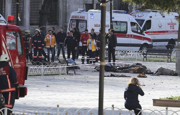 Спасатели на месте взрыва в центре Стамбула. - Sputnik Кыргызстан