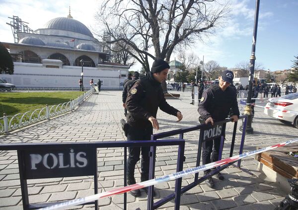 Сотрудники полиции Турции ограждают территорию взрыва. Архивное фото - Sputnik Кыргызстан