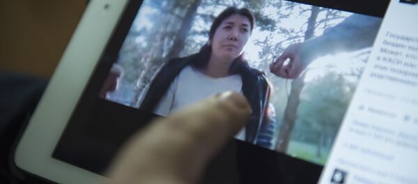 Снимок с экрана планшета из видео с социальной сети Facebook, где девушка щелкает семечки и сплевывает шелуху на землю в одном из парков столицы. - Sputnik Кыргызстан