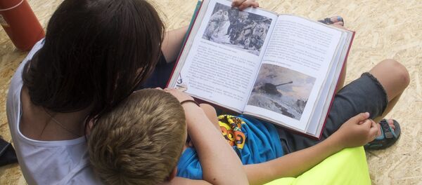 Аял менен баласы китепти окуп жатат. Архив - Sputnik Кыргызстан