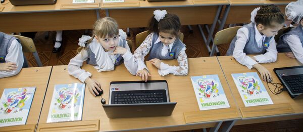 Дети во время урока работают на ноутбуках. Архивное фото - Sputnik Кыргызстан