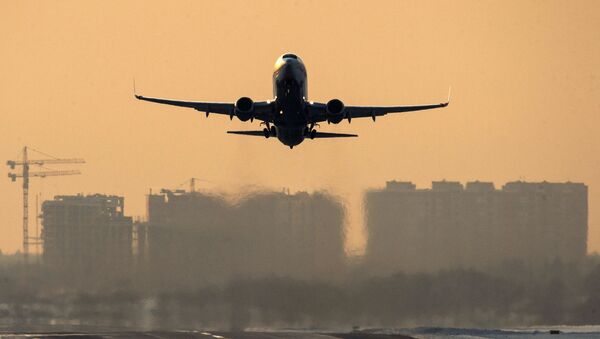 Самолет Airbus A320 совершает взлет в аэропорту. Архивное фото - Sputnik Кыргызстан