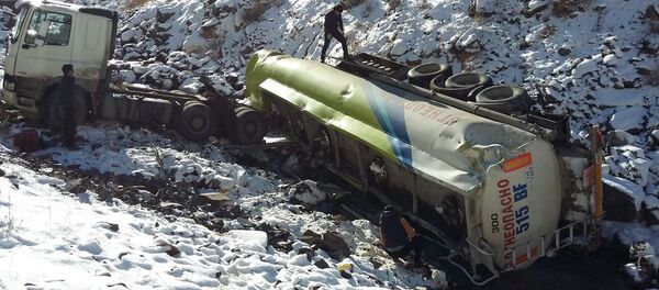 На автодороге Бишкек - Ош перевернулся бензовоз - Sputnik Кыргызстан