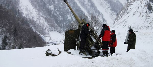 Кар көчкүнү аткылап түшүрүү. Архив Кар көчкүнү аткылап түшүрүү. Архив - Sputnik Кыргызстан