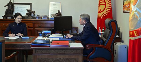 Алмазбек Атамбаев башкы прокурор Индира Жолдубаеваны кабыл алуу учурунда. - Sputnik Кыргызстан