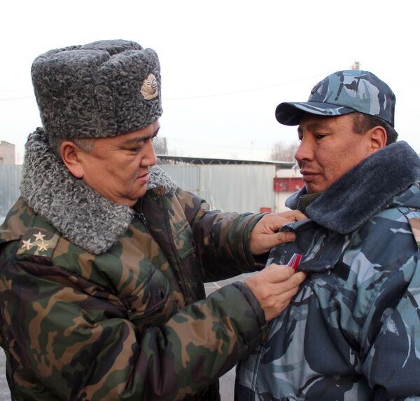 Гражданин Жаныбек Токбаев во время вручения медали За отвагу на пожаре - Sputnik Кыргызстан