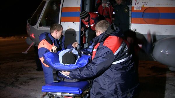 Спасатели на Ми-8 забрали с базы геологов пострадавшего на перевале Дятлова - Sputnik Кыргызстан