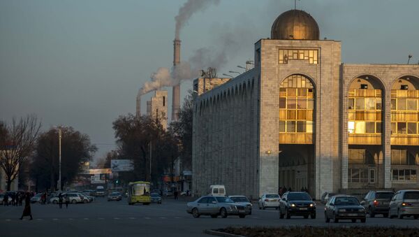 Вид на трубы ТЭЦ Бишкека с площади Ала-Тоо. Архивное фото - Sputnik Кыргызстан