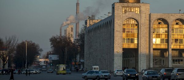 Вид на трубы ТЭЦ Бишкека с площади Ала-Тоо. Архивное фото - Sputnik Кыргызстан