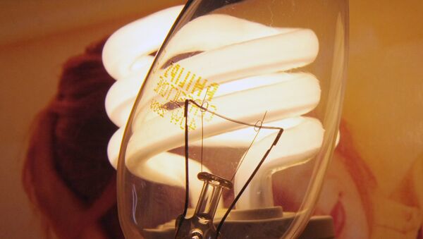 Лампа накаливания и энергосберегающая лампочка. Архивное фото - Sputnik Кыргызстан