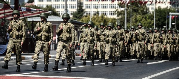 Түрк жоокерлери парад учурунда. Архив - Sputnik Кыргызстан