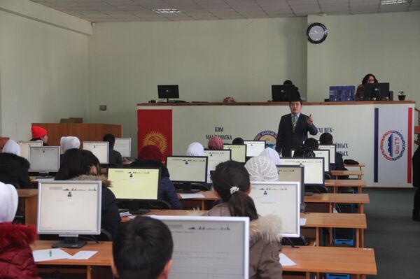 Школьники во время предметной олимпиады среди учащихся всех городских школ. - Sputnik Кыргызстан