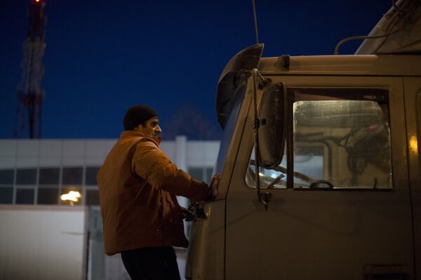 Водитель грузовика на парковке. Архивное фото - Sputnik Кыргызстан