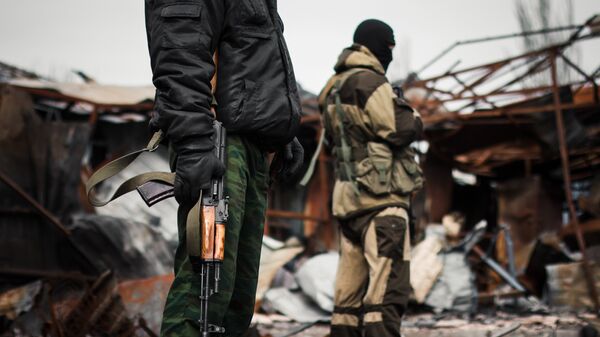 Ополченцы Донецкой народной республики (ДНР) на территории разрушенного рынка. Архивное фото - Sputnik Кыргызстан